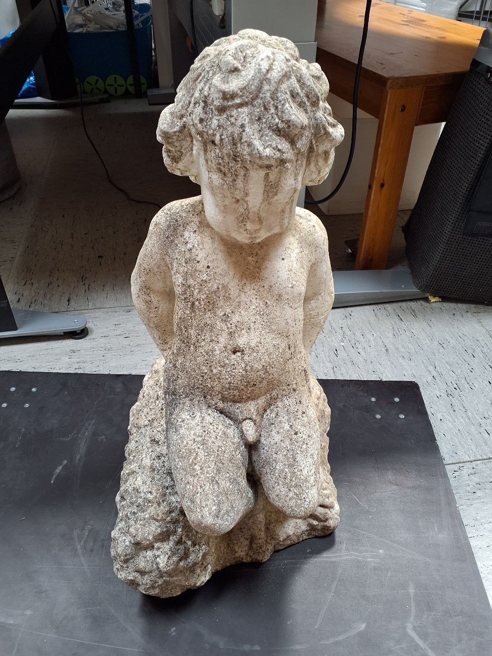 Havefigur dreng siddende